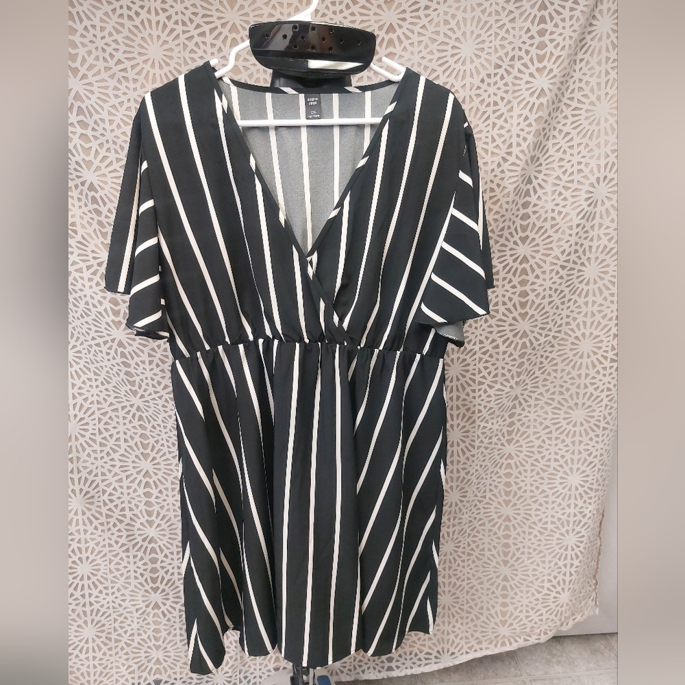SHEIN BLACK AND WHITE STRIPE DRESS